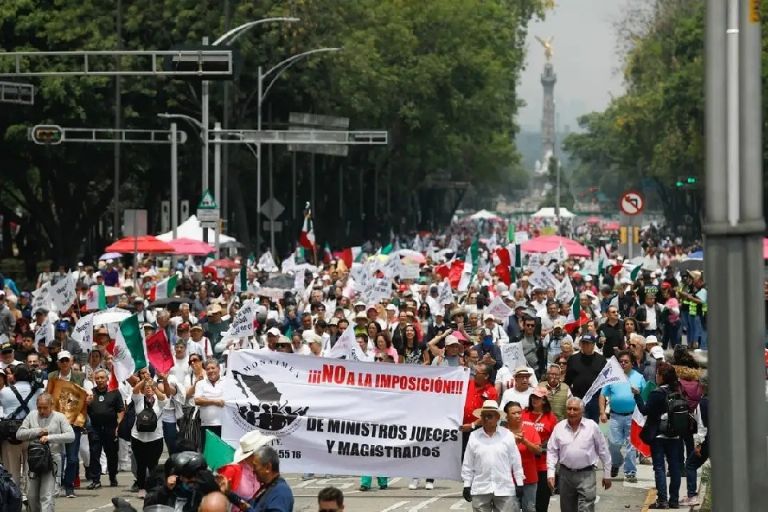 En la Ciudad de México partió desde Ángel de la Independencia el contingente hacia el monumento a la Revolución