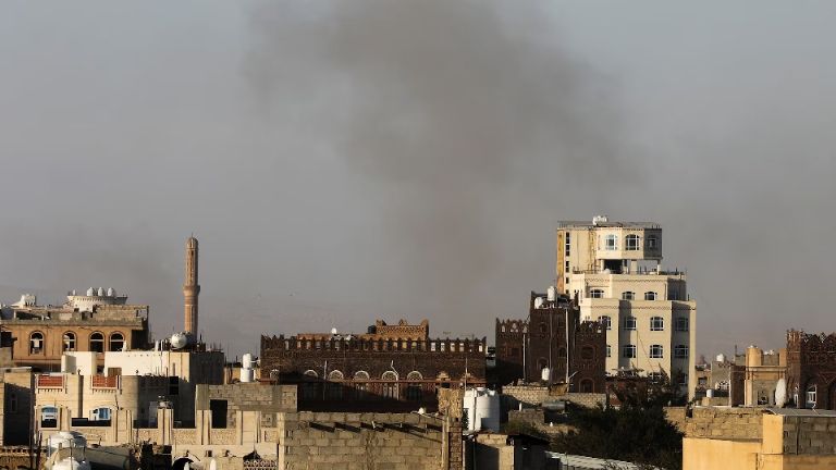 Israel ataca instalaciones importantes en Yemen tras ofensiva hutí en el mar Rojo