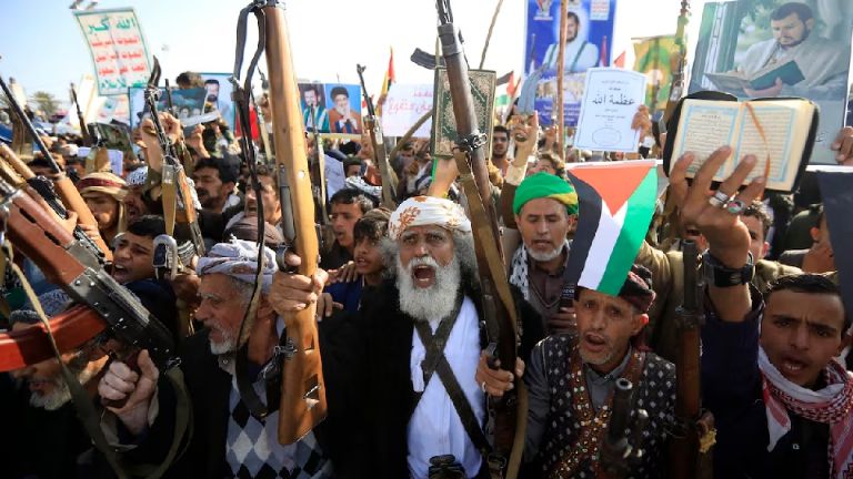 Israel ataca instalaciones importantes en Yemen tras ofensiva hutí en el mar Rojo