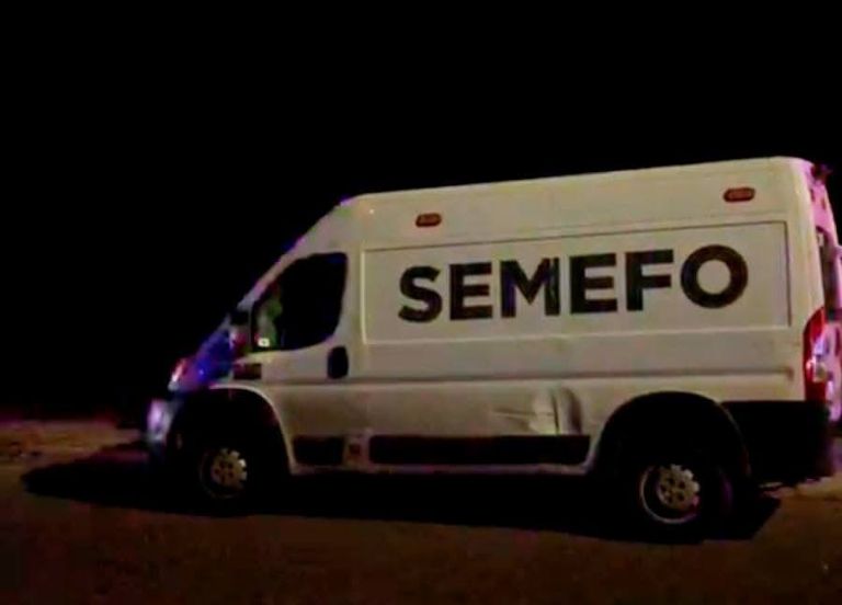 El cuerpo de la mujer quedó dentro del taxi en un predio