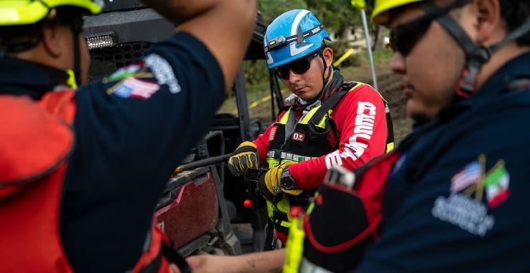 Varios ciudadanos locales se unen a los cuerpos de rescate para recuperar a las victimas