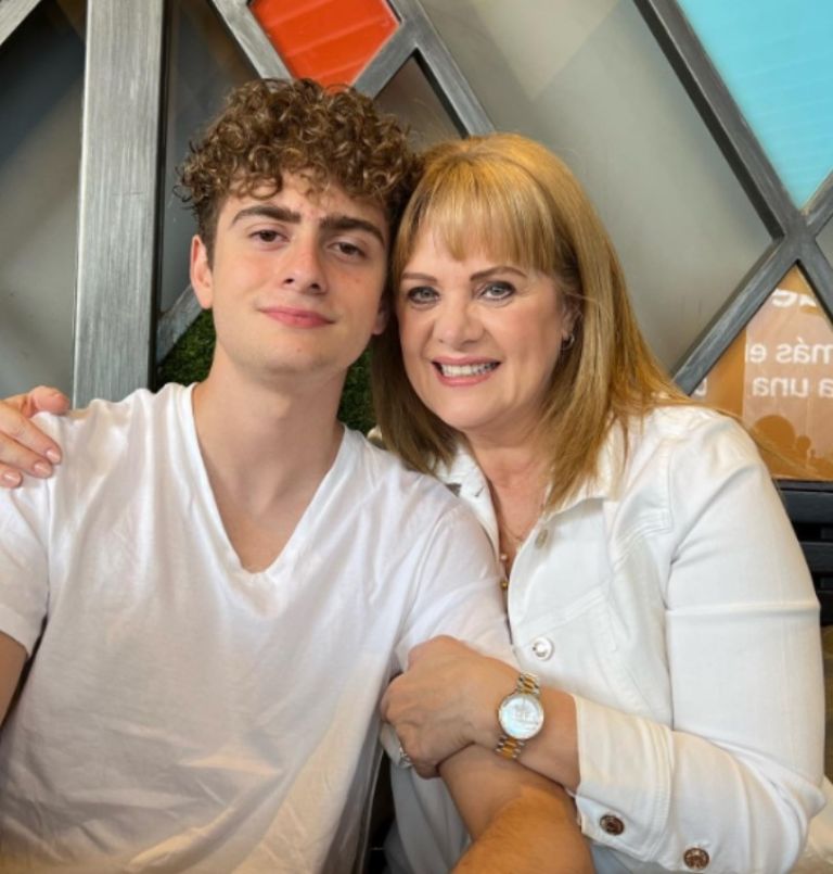 Erika Buenfil y su hijo Nicolás 