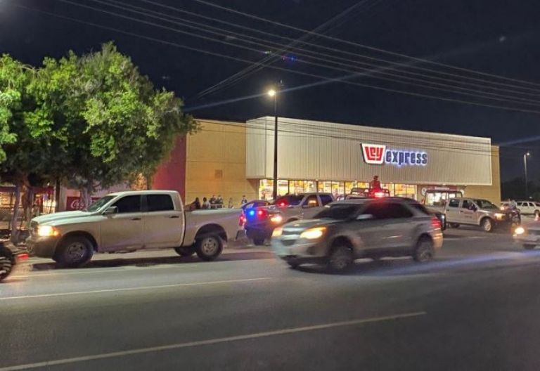 Las maletas fueron abandonadas en la parte trasera de un supermercado