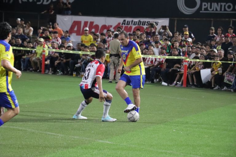 Blanco controlando el balón