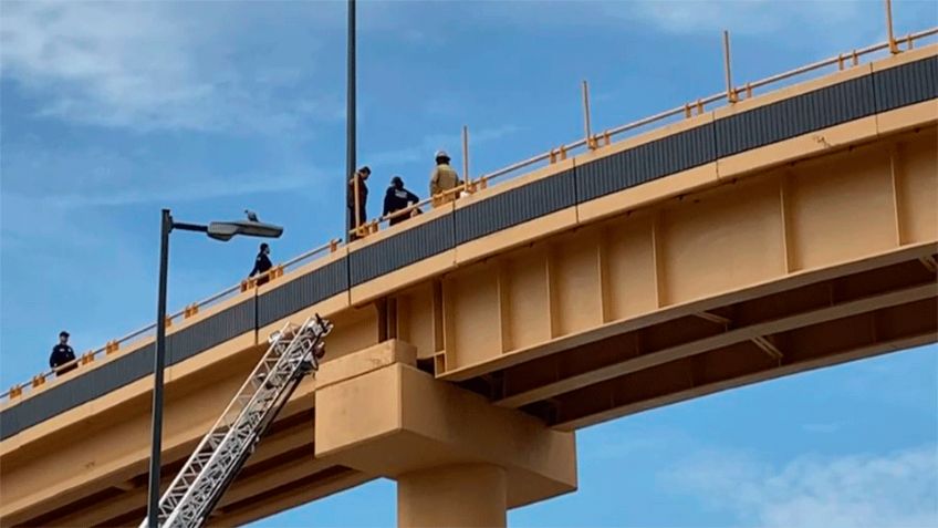 Rescatan a mujer en puente del Boulevard Solidaridad y Luis Encinas en Hermosillo