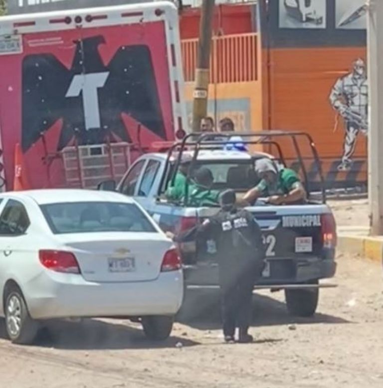 Los tres empleados fueron arrestados y subidos a una patrulla