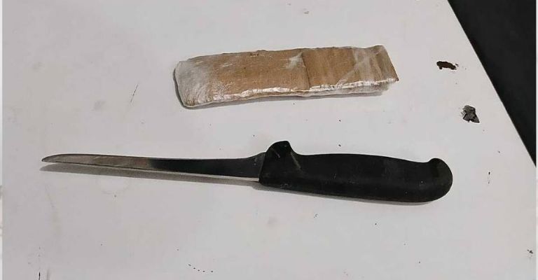 Los oficiales le aseguraron el arma blanca al detenido