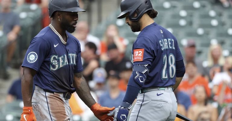 Arozarena es felicitado después de anotar
