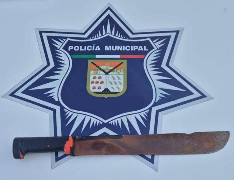 El detenido usó un machete para amenazar a sus familiares