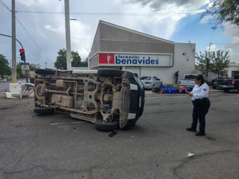 El vehículo repartidor de agua volcó sobre su costado