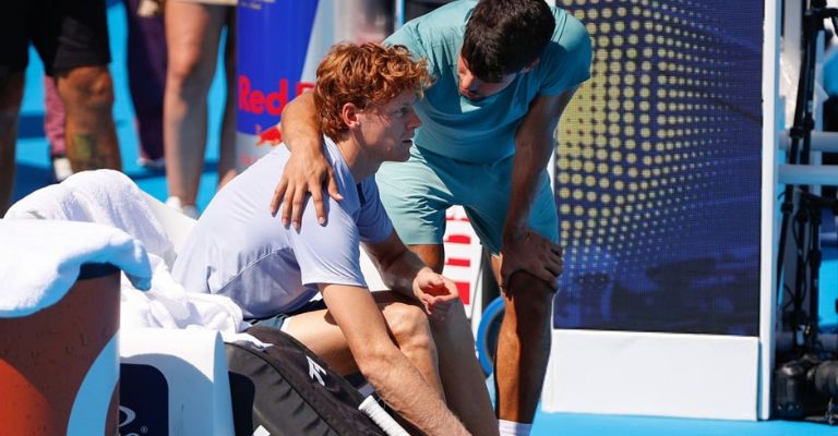 Alcaraz consuela a Sinner después de su retiro