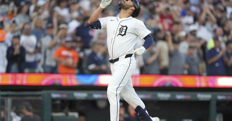 Riley Greene festeja después de batear de jonrón