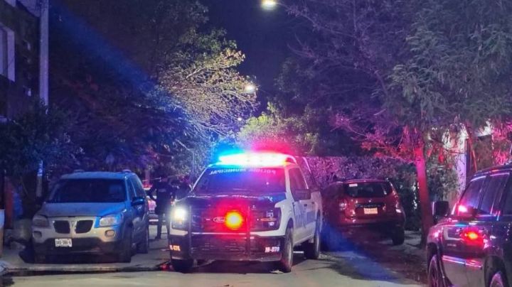 Dentro de su domicilio y frente a su amiga, ejecutan a balazos a una mujer en Nuevo León