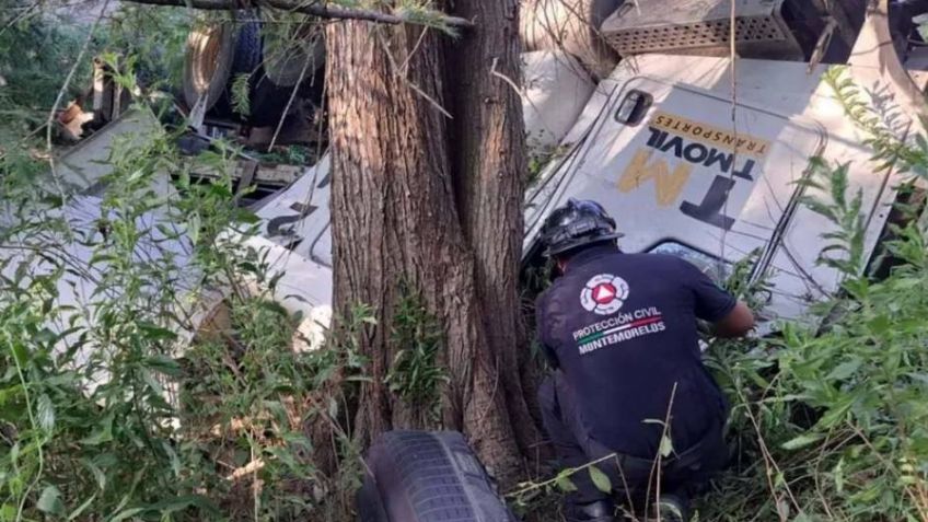 Fatal accidente en Nuevo León: Chofer de tráiler pierde la vida tras caer desde un puente