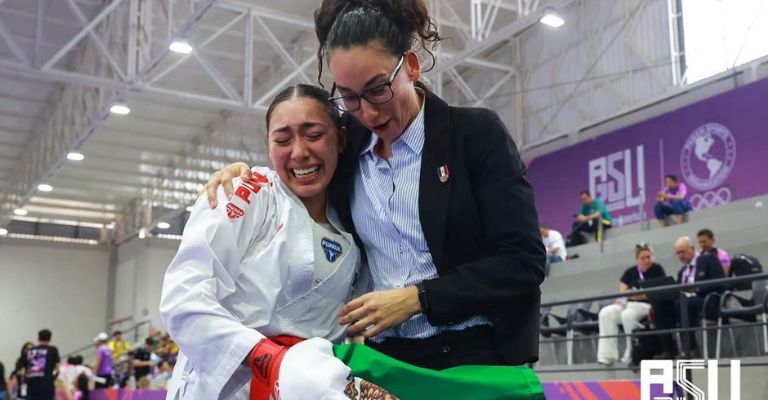 Ana con su sensei, Claudia Barreras tras ganar el oro