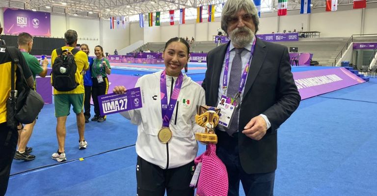 Ana Carolina con su boleto a Lima 2027