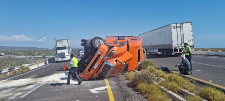El tráiler volcó sobre su costado en la carpeta asfáltica
