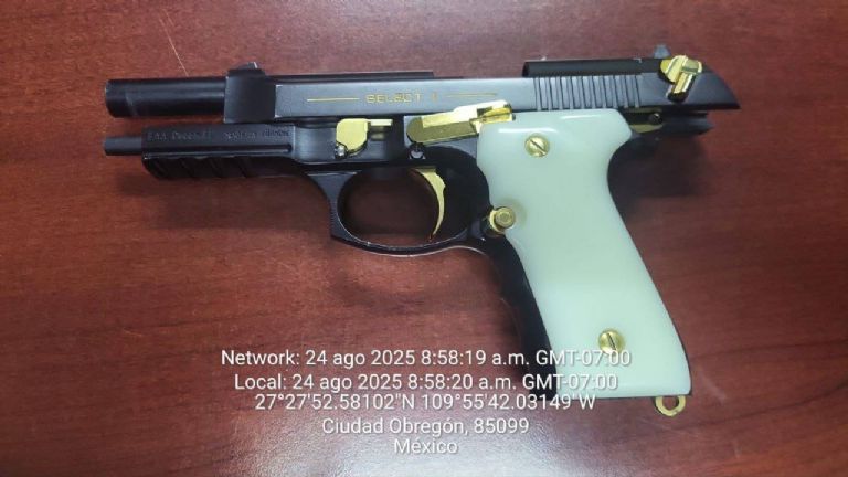 El arma de fuego encontrada dentro del vehículo