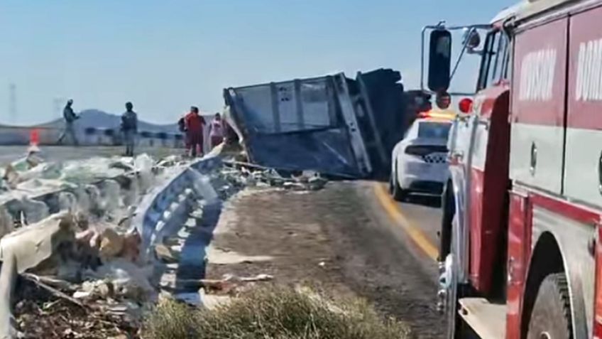 Vuelca tráiler cargado de harina en Empalme; reportan un lesionado y afectaciones viales