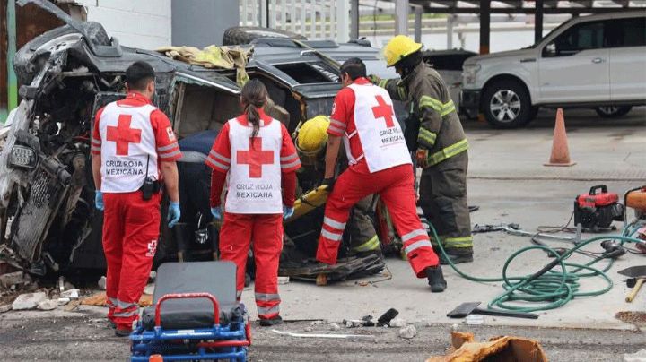 Rescate tenso en Hermosillo: Pareja atrapada dentro de su auto más de una hora tras choque