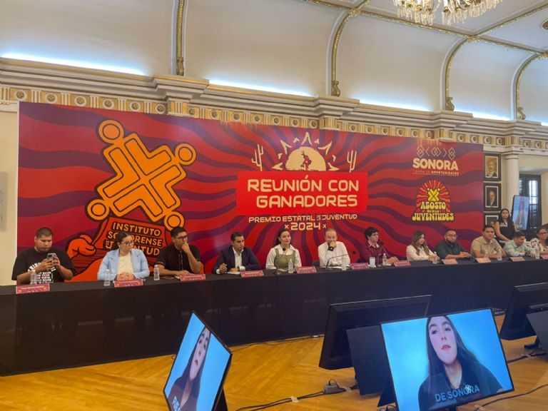 Alfonso Durazo Montaño con los jóvenes