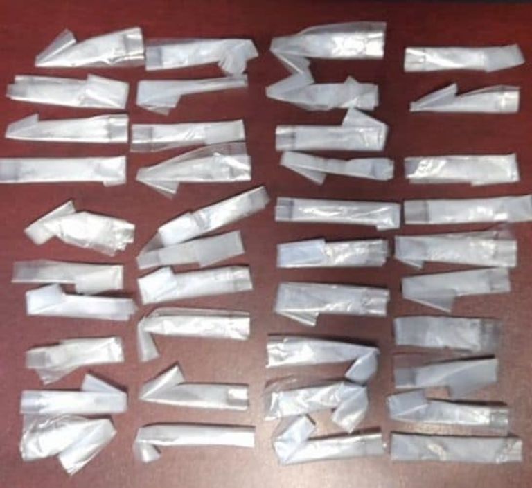 Los envoltorios de droga asegurados a los dos individuos