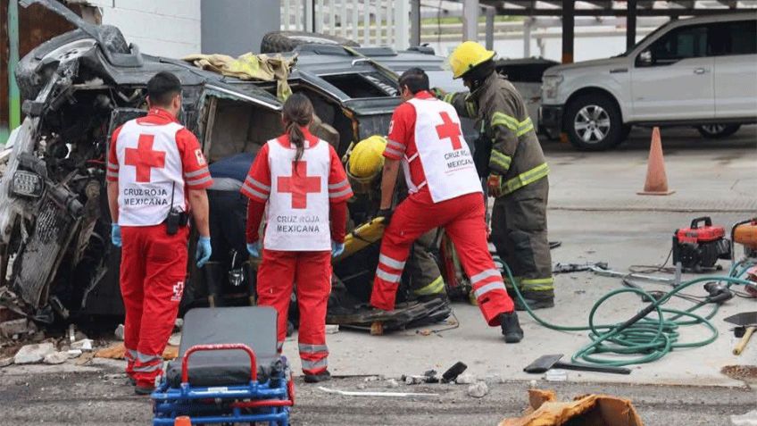 Rescate tenso en Hermosillo: Pareja atrapada dentro de su auto más de una hora tras choque