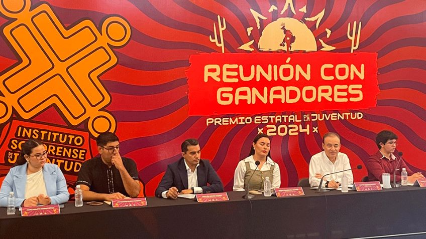 Se reúne Alfonso Durazo con jóvenes ganadores del Premio Estatal de la Juventud 2024