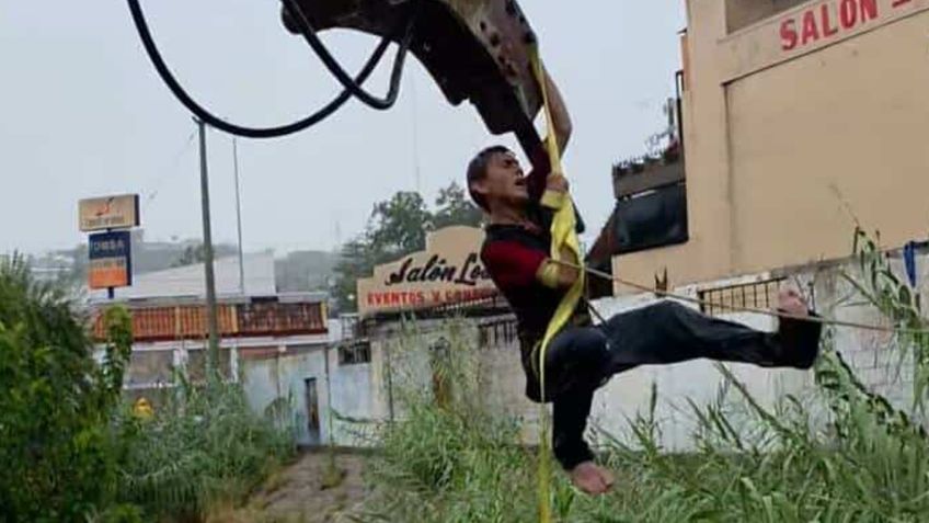 FUERTE VIDEO: Hombre es SALVADO de ser arrastrado por un arroyo en Nogales; acompañante no ha sido localizado