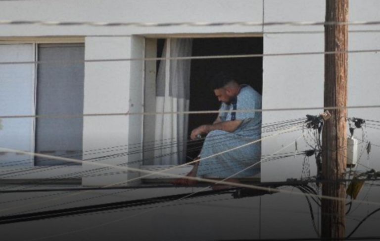 El joven permaneció sentado hasta la llegada sus familiares