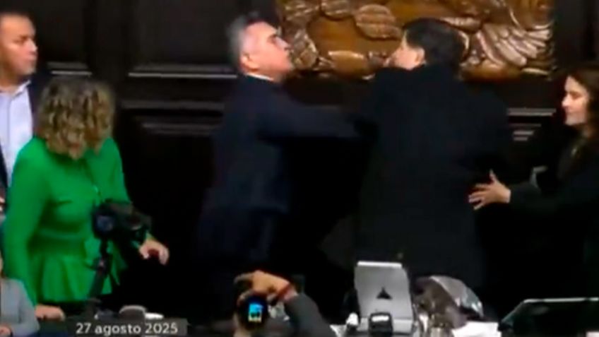 VIDEO: Noroña y 'Alito' Moreno se enfrentan a golpes y jaloneos en el Senado