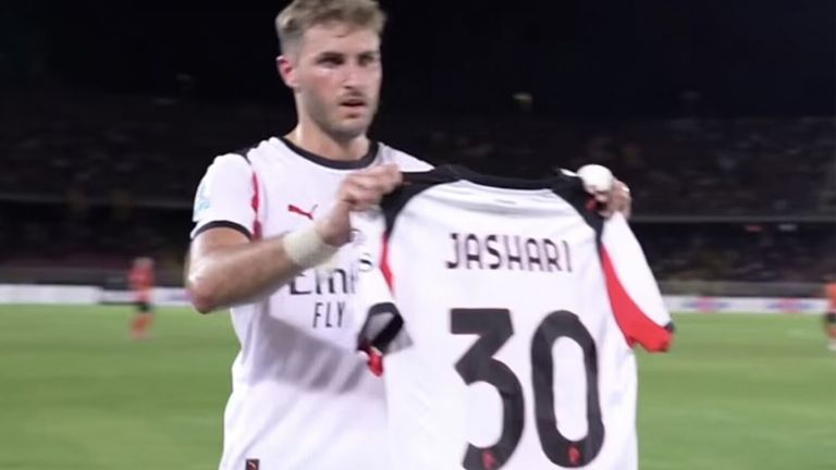 'Santi' Giménez dedicó su gol a Ardon Jashari antes de que fuera anulado