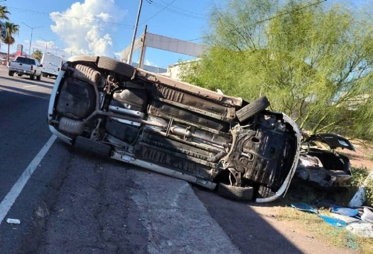 El vehículo terminó volcado sobre su costado tras el choque