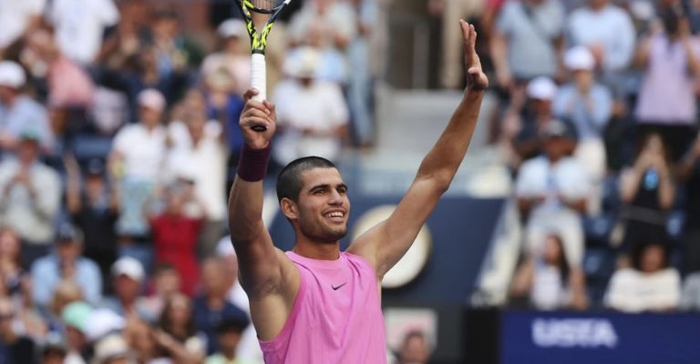 Alcaraz dio un paso más en búsqueda del título