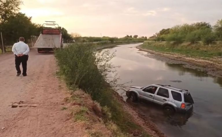 El vehículo fue sacado del canal con ayuda de una grúa