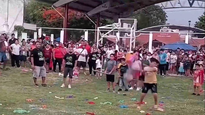 VIDEO: Investigan caso de niños y adultos golpeando animales dentro de piñata en Campeche