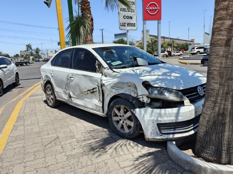 El sedán resultó con daños en la parte lateral y frontal