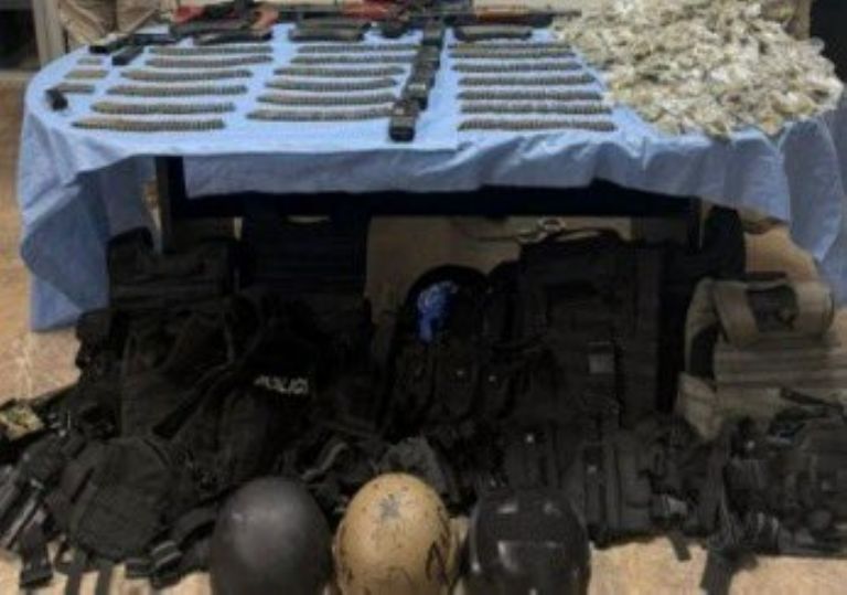 Algunos de los objetos decomisados en el lugar