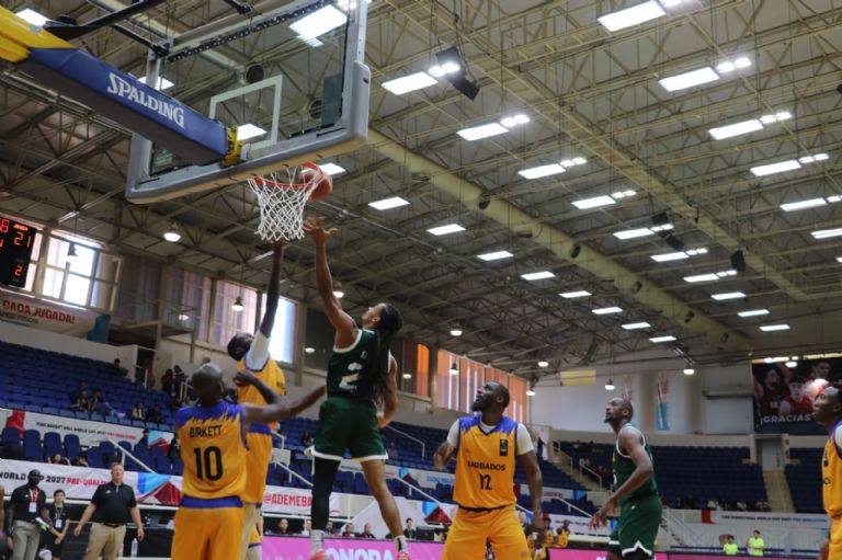 Jugadores de Jamaica en la duela