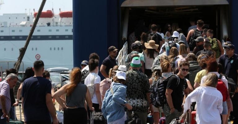 La Tormenta bloqueó los ferris y dejó dos muertos en las cicladas