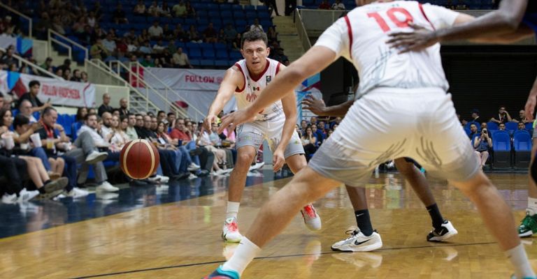 De capitán a capitán, Cruz entrega a Girón