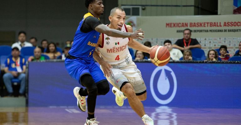 Stoll busca quitarse a un defensa para avanzar