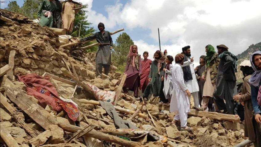 (VIDEOS) TERREMOTOS sacuden Afganistán: Reportan más de 800 muertos y miles de heridos