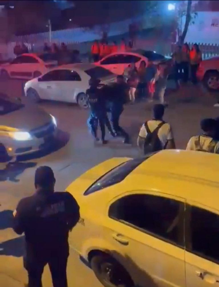 Elementos se enfrentaron a civiles en Nogales. Foto: Facebook