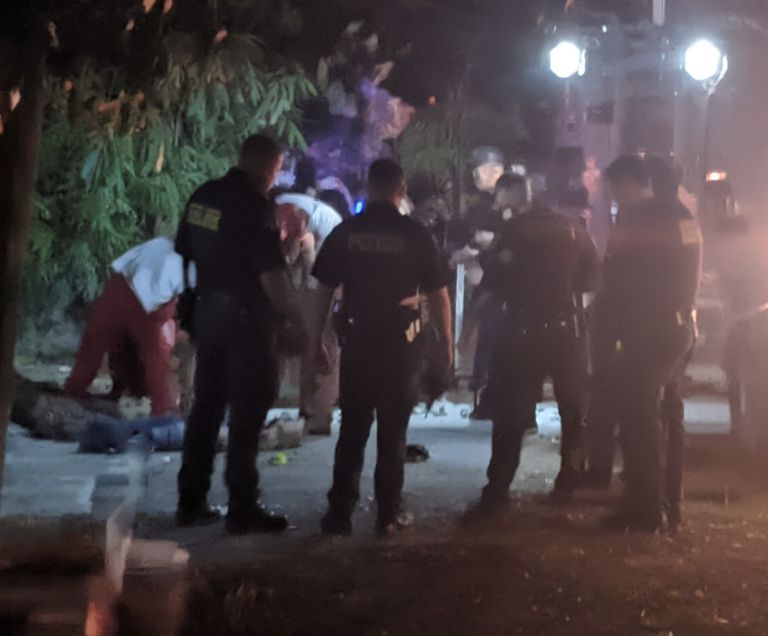 La víctima fue revisada por socorristas, quienes confirmaron su muerte