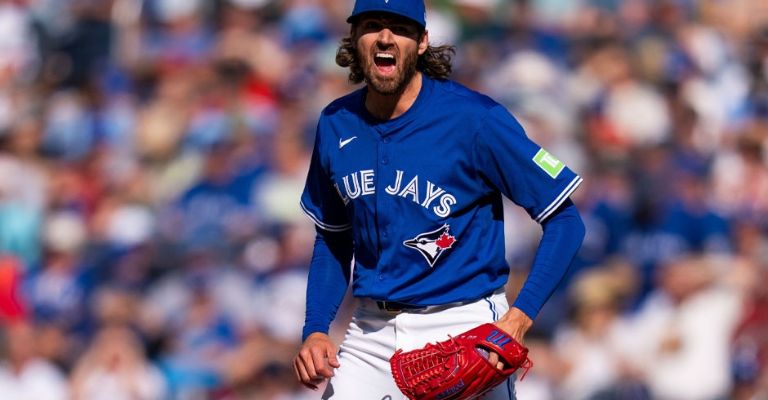 Gausman festeja después de completar el encuentro