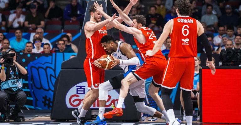 Giannis no pudo hacer nada ante la defensa de los turcos