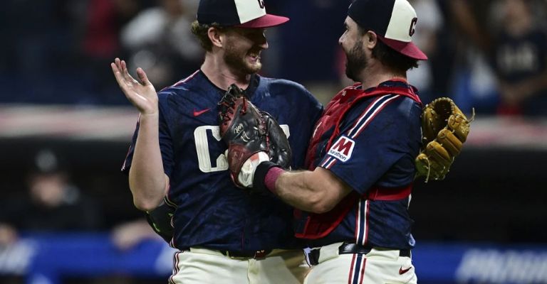 Bibee festeja con Hedges después de finalizar el juego