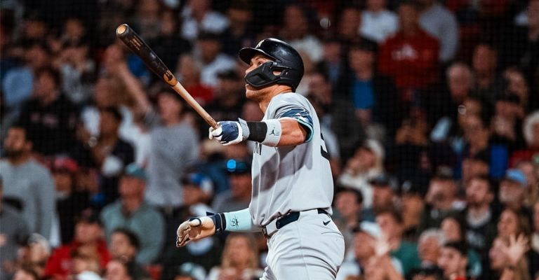 Judge se regodea con su largo batazo