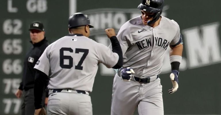 El jardinero es felicitado por el coach de tercera